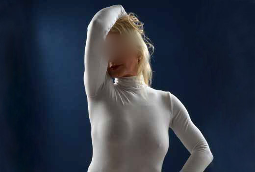 Julia aus Köln ist eine emphatische und sinnliche Grande Dame, immer neugierig auf Neues und Aufregendes...